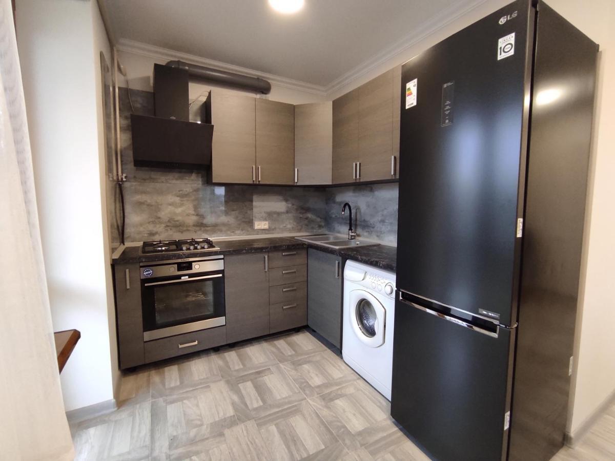 2 Bedroom Apartment, Quiet And Spacious 예레반 외부 사진