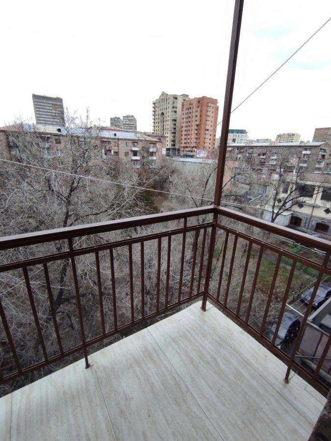 2 Bedroom Apartment, Quiet And Spacious 예레반 외부 사진