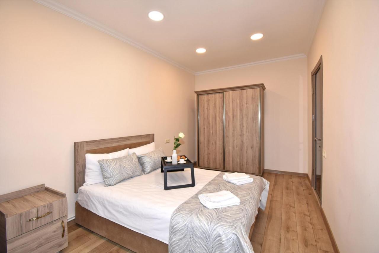 2 Bedroom Apartment, Quiet And Spacious 예레반 외부 사진