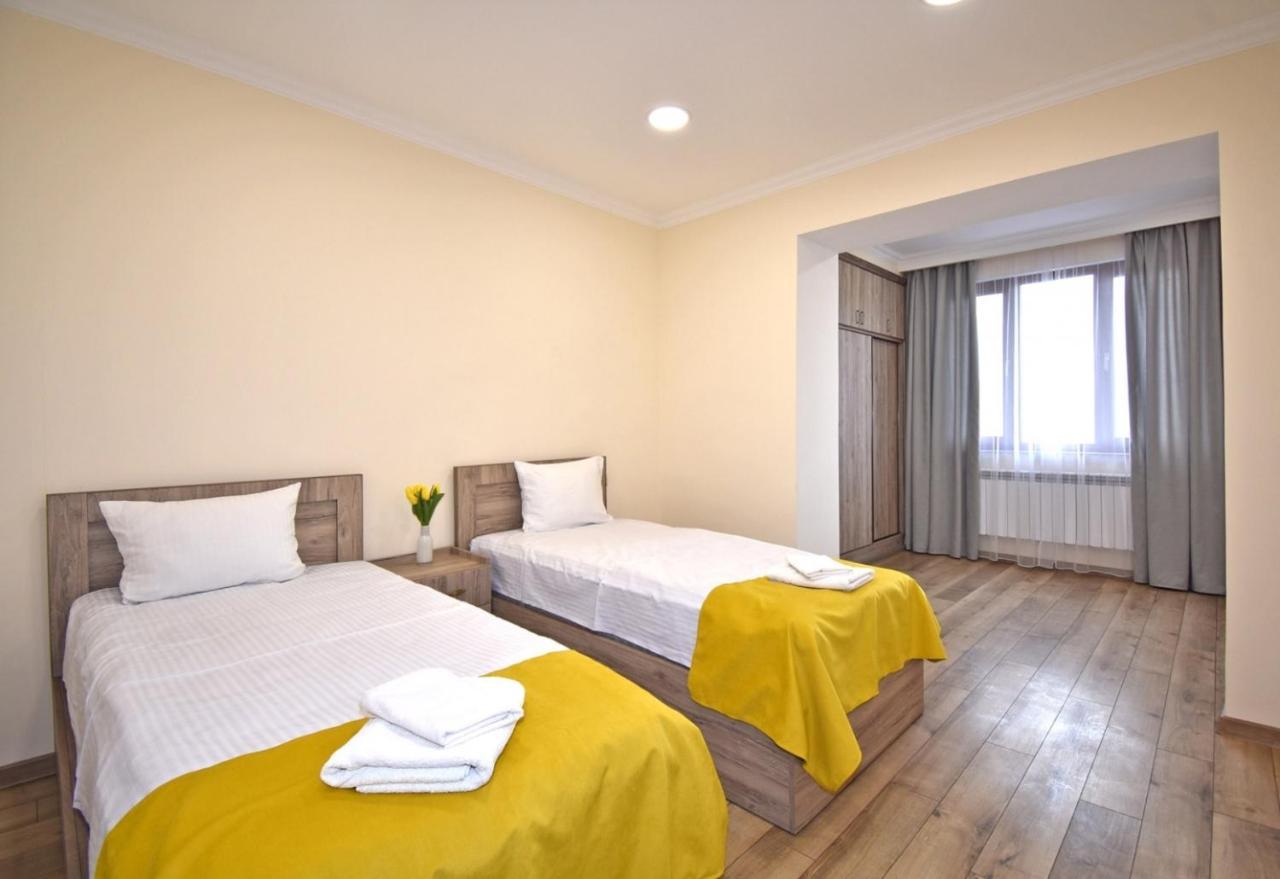 2 Bedroom Apartment, Quiet And Spacious 예레반 외부 사진