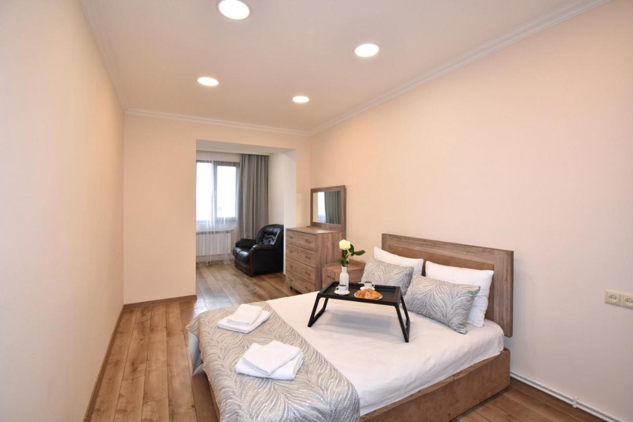 2 Bedroom Apartment, Quiet And Spacious 예레반 외부 사진