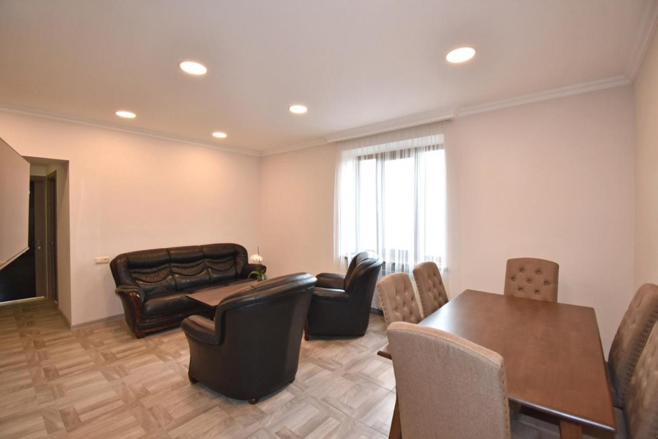 2 Bedroom Apartment, Quiet And Spacious 예레반 외부 사진